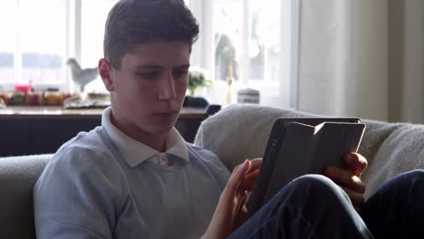 Teenager,-Der-Zu-Hause-Ein-Digitales-Tablet-Verwendet,-Aufgenommen-Auf-R3D