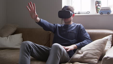 Mann-Zu-Hause-Mit-Virtual-Reality-Headset,-Aufgenommen-Auf-R3D