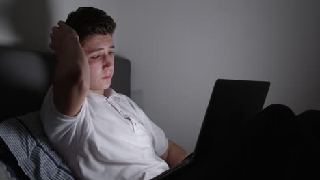 Teenager-Opfer-Von-Cyber-Mobbing-Mit-Laptop,-Aufgenommen-Auf-R3D