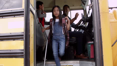 Jóvenes-Niños-De-Primaria-Bajándose-De-Un-Autobús-Escolar