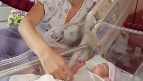 Familia-Con-Bebé-Recién-Nacido-En-La-Sala-De-Partos-Del-Hospital-Rodada-En-R3d
