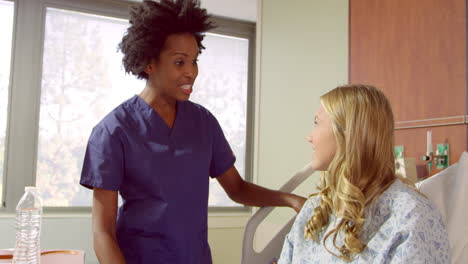 Enfermera-Habla-Con-Un-Paciente-Adolescente-En-El-Hospital-Filmado-Con-R3d