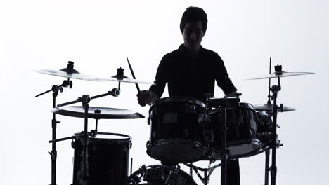 Schlagzeuger-Spielt-Schlagzeugsolo-Auf-Dem-Kit-Im-Studio,-Aufgenommen-Auf-R3D