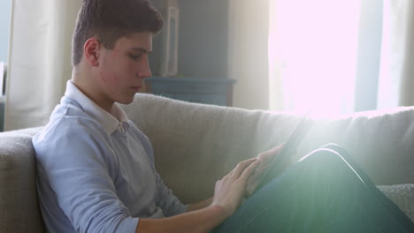 Teenager,-Der-Zu-Hause-Ein-Digitales-Tablet-Verwendet,-Aufgenommen-Auf-R3D