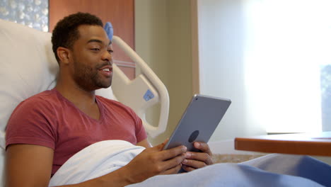 Paciente-En-Cama-Con-Tableta-Digital-Viendo-A-Una-Enfermera-Filmada-En-R3d