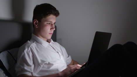 Adolescente-Víctima-De-Acoso-Cibernético-Usando-Una-Computadora-Portátil-Filmada-En-R3d