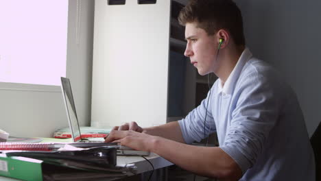 Adolescente-Usando-Una-Computadora-Portátil-Y-Escuchando-Música-Filmada-En-R3d