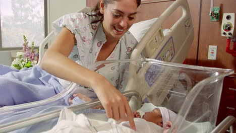 Madre-Con-Bebé-Recién-Nacido-En-La-Cama-De-Un-Hospital-Filmada-En-R3d