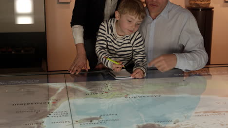 Familie-Auf-Ausflug-Ins-Museum,-Blick-Auf-Die-Auf-R3D-Aufgenommene-Karte