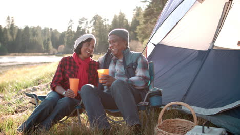 Pareja-Negra-Senior-En-Un-Viaje-De-Campamento-Relajarse-Fuera-De-La-Tienda