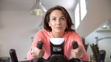 Woman-on-exercise-bike-in-spinning-class-at-a-gym,-close-up