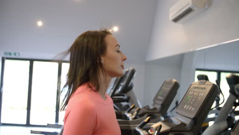 Woman-on-running-machine-at-a-gym,-close-up