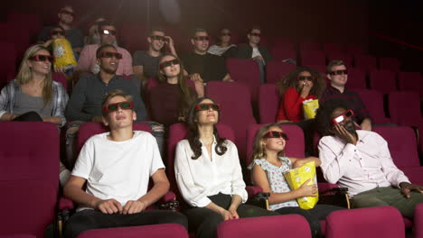 Publikum-Im-Kino,-Das-Einen-3D-Film-Sieht,-Der-Auf-R3d-Gedreht-Wurde