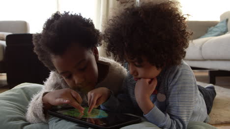 Dos-Niños-Jugando-Con-Una-Tableta-Digital-En-Casa-Filmada-En-R3d