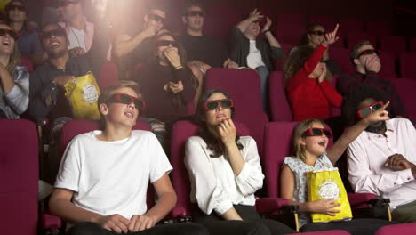 Publikum-Im-Kino,-Das-Einen-3D-Horrorfilm-Sieht,-Der-Auf-R3d-Gedreht-Wurde