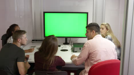 Studenten-Rund-Um-Den-Bildschirm,-Die-An-Einem-Projekt-Zusammenarbeiten,-Das-Auf-R3D-Aufgenommen-Wurde