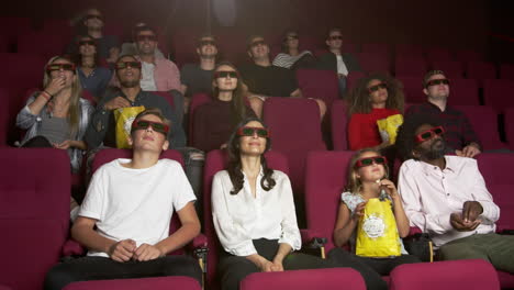 Publikum-Im-Kino,-Das-Einen-3D-Film-Sieht,-Der-Auf-R3d-Gedreht-Wurde