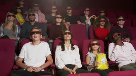 Publikum-Im-Kino,-Das-Einen-3D-Horrorfilm-Sieht,-Der-Auf-R3d-Gedreht-Wurde