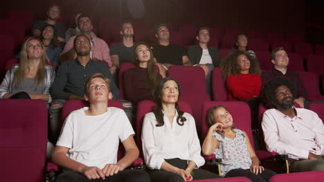 Publikum-Im-Kino,-Das-Einen-Auf-R3d-Gedrehten-Film-Sieht
