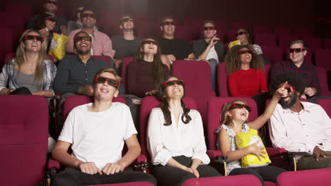Publikum-Im-Kino,-Das-Einen-3D-Comedy-Film-Auf-R3d-Sieht