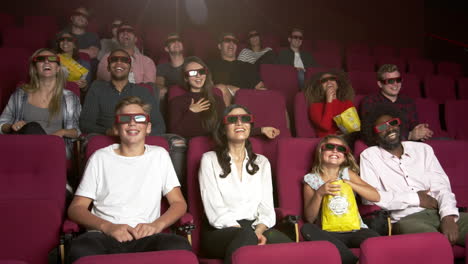 Audiencia-En-El-Cine-Viendo-Una-Película-De-Comedia-En-3d-Filmada-En-R3d