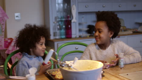 Zwei-Kinder-Essen-Hausgemachte-Cupcakes-Am-Tisch,-Aufgenommen-Auf-R3D