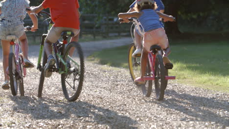 Rückansicht-Von-Kindern-Auf-Einer-Gemeinsamen-Radtour-Auf-Dem-Land