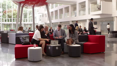 Geschäftsleute-Treffen-Sich-In-Der-Lobby-Des-Modernen-Büros-Auf-R3d3