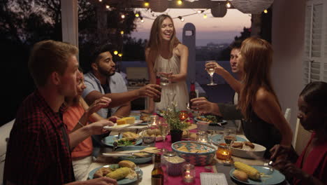 Freunde-Stoßen-Beim-Abendessen-Auf-Einer-Dachterrasse-Auf-Ibiza-An,-Aufgenommen-Auf-R3D