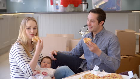 Familie-Feiert-Einzug-In-Neues-Zuhause-Mit-Pizza