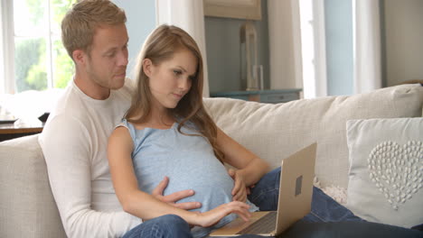 Paar-Mit-Schwangerer-Frau,-Die-Einen-Laptop-Benutzt,-Aufgenommen-Auf-R3D