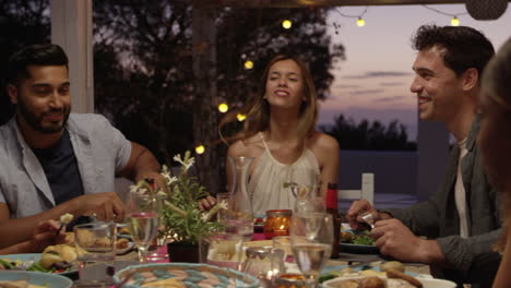 Freunde-Lachen-Bei-Einer-Dinnerparty-Auf-Einer-Dachterrasse,-Ibiza,-Aufgenommen-Auf-R3D