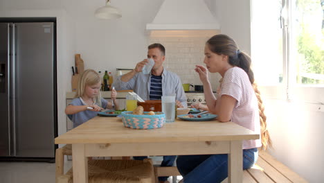 Familie-Sitzt-Am-Küchentisch-Und-Isst-Zu-Mittag