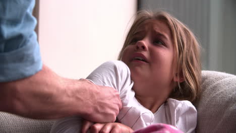 Hija-Que-Sufre-Abuso-Doméstico-Por-Parte-De-Un-Padre-Violento.