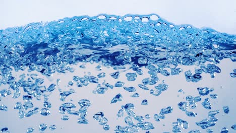 Muchas-Burbujas-En-El-Agua-Se-Cierran,-Onda-De-Agua-Abstracta-Con-Burbujas-En-Cámara-Lenta