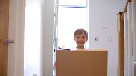 Kleiner-Junge-Trägt-Am-Umzugstag-Eine-Kiste-Ins-Neue-Zuhause