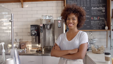 Smiling-waitress-behind-counter-at-a-coffee-shop,-close-up