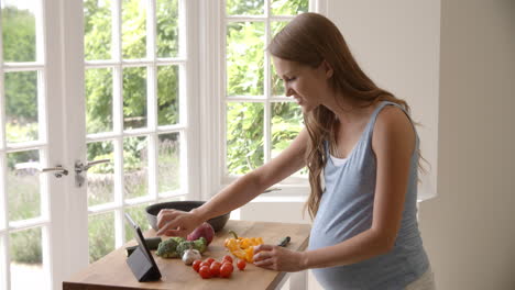 Schwangere-Frau-Befolgt-Rezept-Auf-Digitalem-Tablet,-Aufgenommen-Auf-R3D