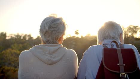 Rückansicht-Eines-älteren-Paares-Auf-Einer-Wanderung,-Das-Den-Sonnenuntergang-Beobachtet