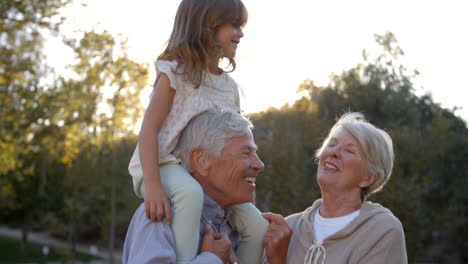 Großeltern-Geben-Ihrer-Enkelin-Eine-Schulterfahrt-Im-Park