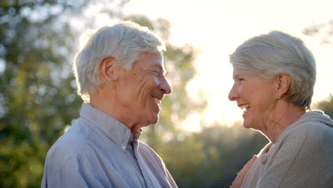 Romantisches-älteres-Paar,-Aufgenommen-Gegen-Die-Sonne-In-Zeitlupe