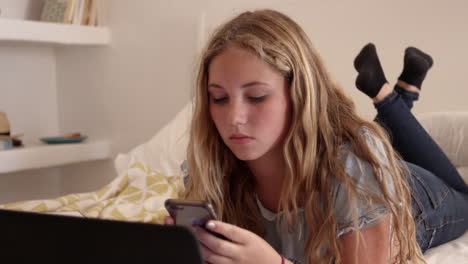Teenager-Mädchen-Liegt-Auf-Ihrem-Bett-Und-Nutzt-Technologie,-Aufgenommen-Auf-R3D