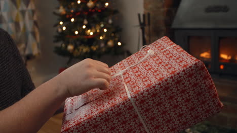 Paar-Tauscht-Geschenke-Im-Weihnachtlich-Dekorierten-Zimmer