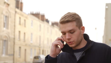 Junger-Mann,-Der-In-Der-Oxford-Street-Mit-Dem-Handy-Telefoniert