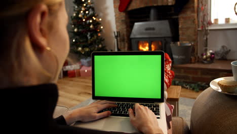 Frau-Online-Mit-Laptop-Im-Zimmer-Bereit-Für-Weihnachten
