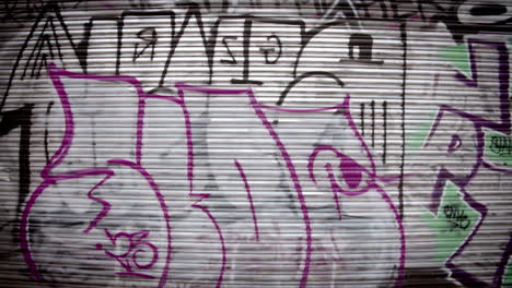 Graffiti-Que-Cambia-De-Color-En-La-Persiana-Metálica.