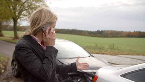 Mujer-Llamando-Para-Informar-De-Un-Accidente-Automovilístico-En-Una-Carretera-Rural