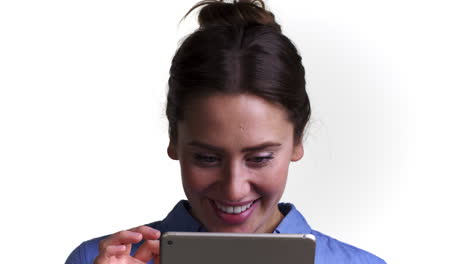 Aufnahme-Einer-Frau-Mit-Digitalem-Tablet-Vor-Weißem-Hintergrund