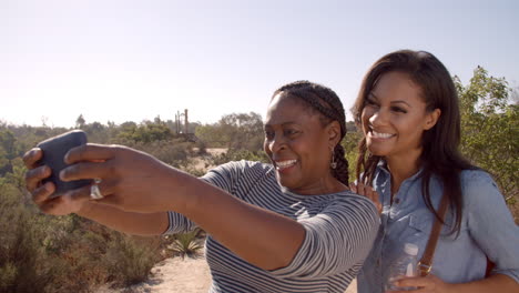 Afroamerikanische-Mutter-Und-Ihre-Erwachsene-Tochter-Machen-Ein-Selfie