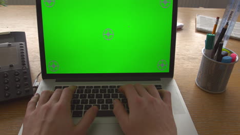 Nahaufnahme-Eines-Geschäftsmannes,-Der-Einen-Laptop-Mit-Grünem-Bildschirm-Verwendet